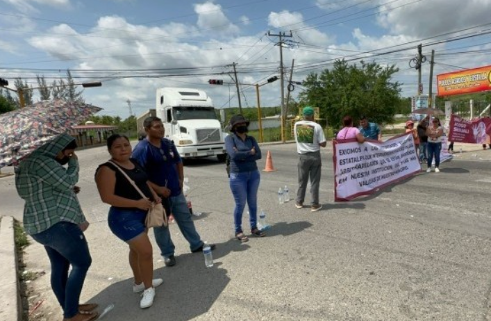 Madres de familia toman Cobaev 32 para exigir destitución de directora