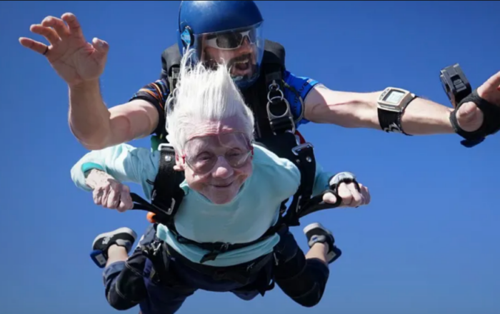 Abuelita salta en paracaídas con 104 años y busca el Récord Guinness