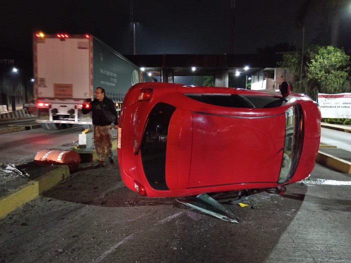 Un lesionado deja volcadura de auto particular en la autopista Córdoba