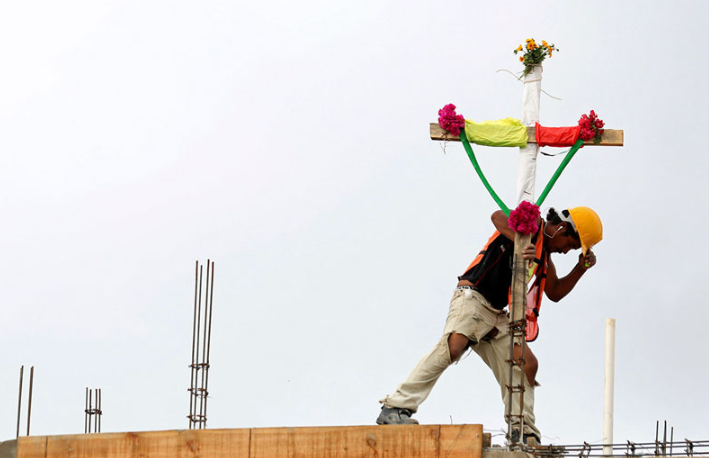 Por qué el Día del Albañil se festeja en México el 3 de mayo y qué