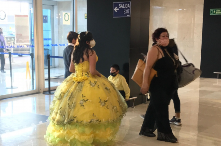 LoAsombroso | Así llega quinceañera a Aeropuerto de Veracruz - Formato Siete