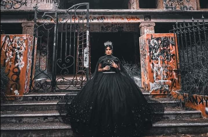 Quinceañera se toma fotos con vestido negro y en casa “narco satánica” - Formato Siete Quinceañera se toma fotos con vestido negro y en casa “narco satánica” - Formato Siete