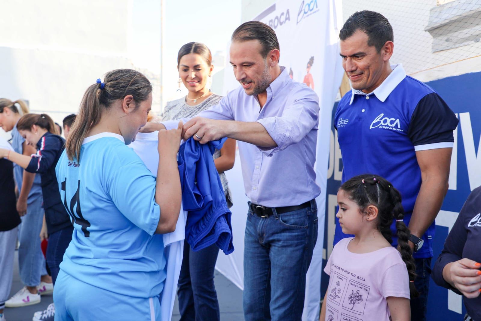 Entrega Alcalde JM Unánue uniformes deportivos al equipo de fútbol ...